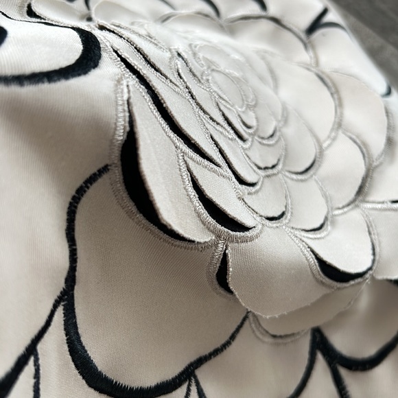 Beautiful cut out flowers detail fitted stretch dress - Picture 4 of 11